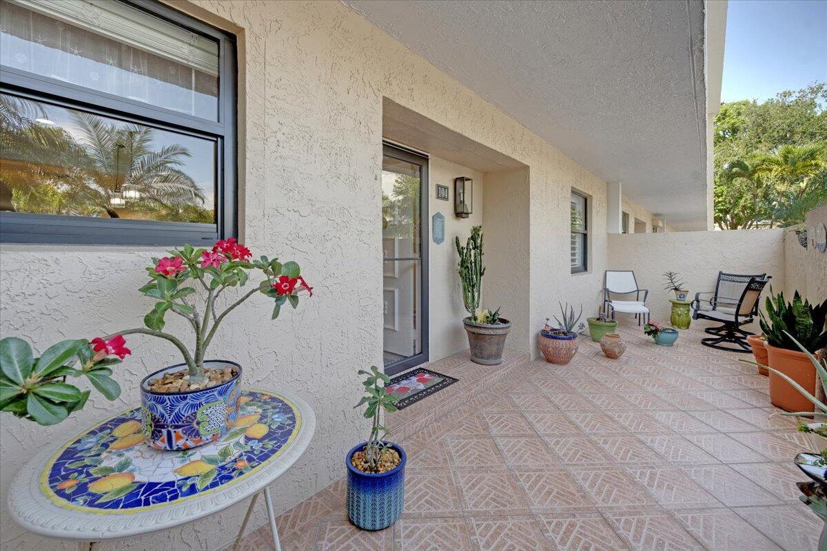 300 North Hwy A1A, Unit 104O Jupiter, FL 33477 - Photo 4 of 25 a dining room with furniture and flowers