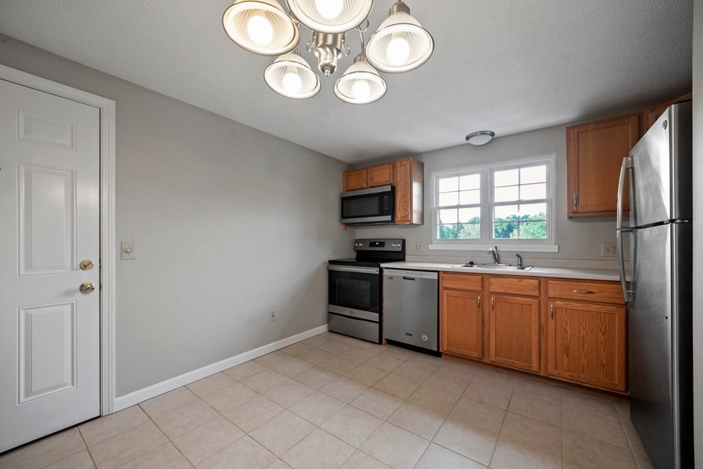 7 Maple Crest Circle, Unit F Holyoke, MA 01040 - Photo 11 of 29