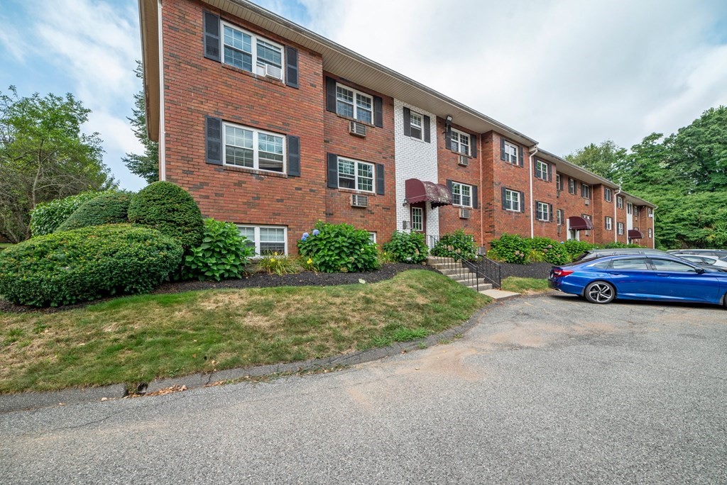 7 Maple Crest Circle, Unit F Holyoke, MA 01040 - Photo 2 of 29