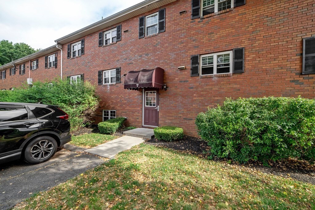 7 Maple Crest Circle, Unit F Holyoke, MA 01040 - Photo 3 of 29