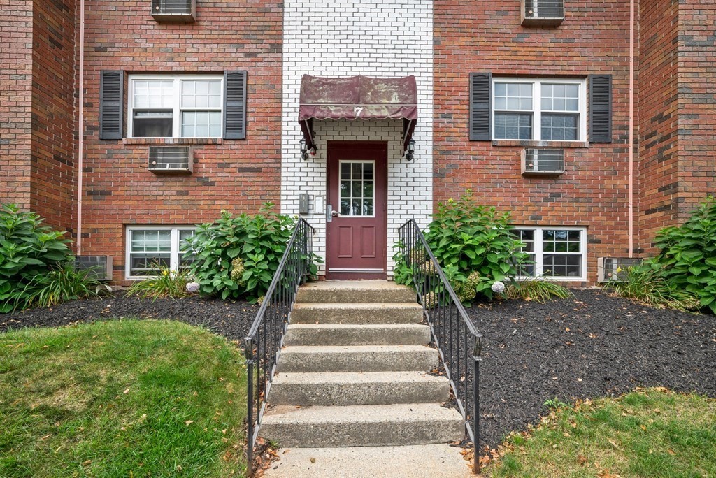 7 Maple Crest Circle, Unit F Holyoke, MA 01040 - Photo 4 of 29