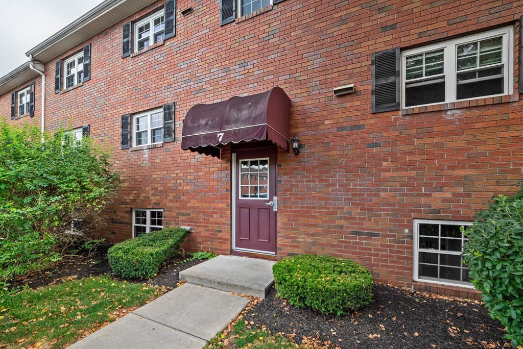7 Maple Crest Circle, Unit F Holyoke, MA 01040 - Photo 7 of 29