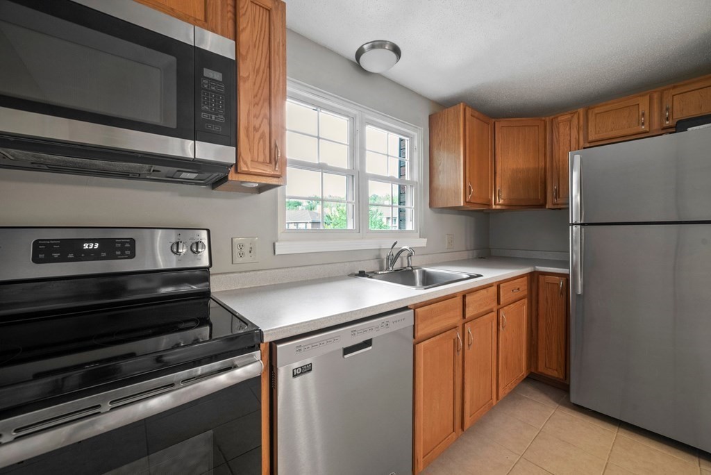 7 Maple Crest Circle, Unit F Holyoke, MA 01040 - Photo 8 of 29