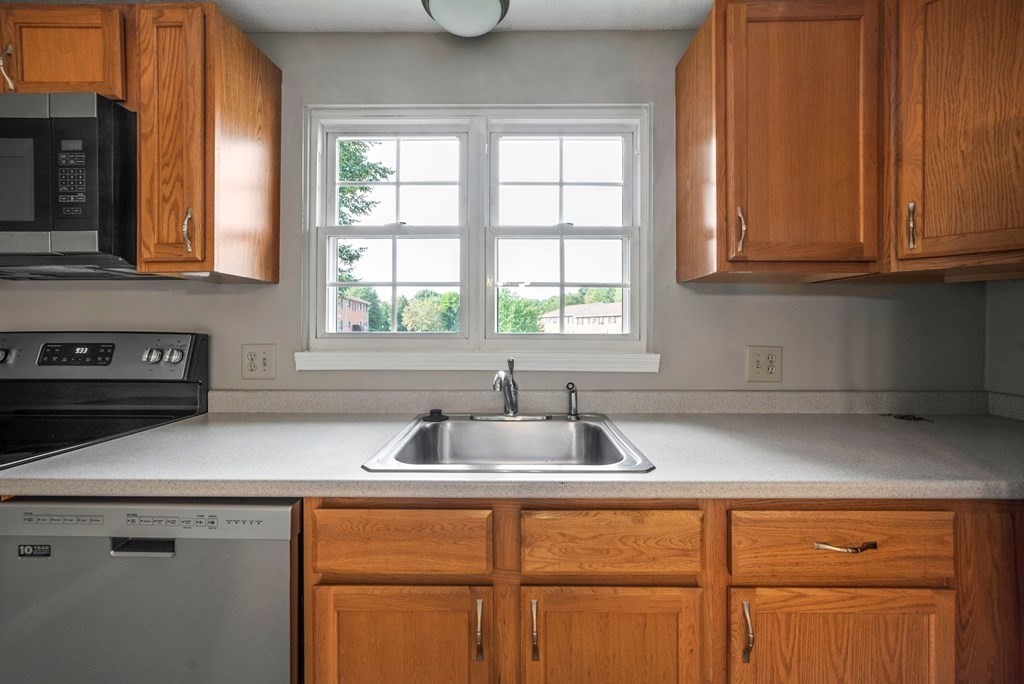 7 Maple Crest Circle, Unit F Holyoke, MA 01040 - Photo 9 of 29