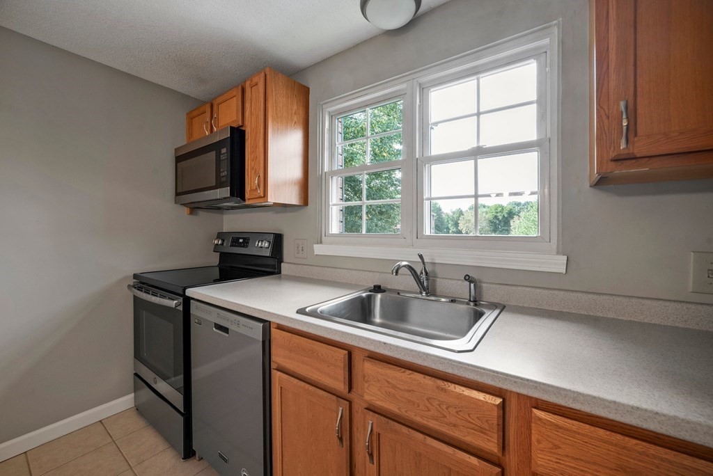 7 Maple Crest Circle, Unit F Holyoke, MA 01040 - Photo 10 of 29