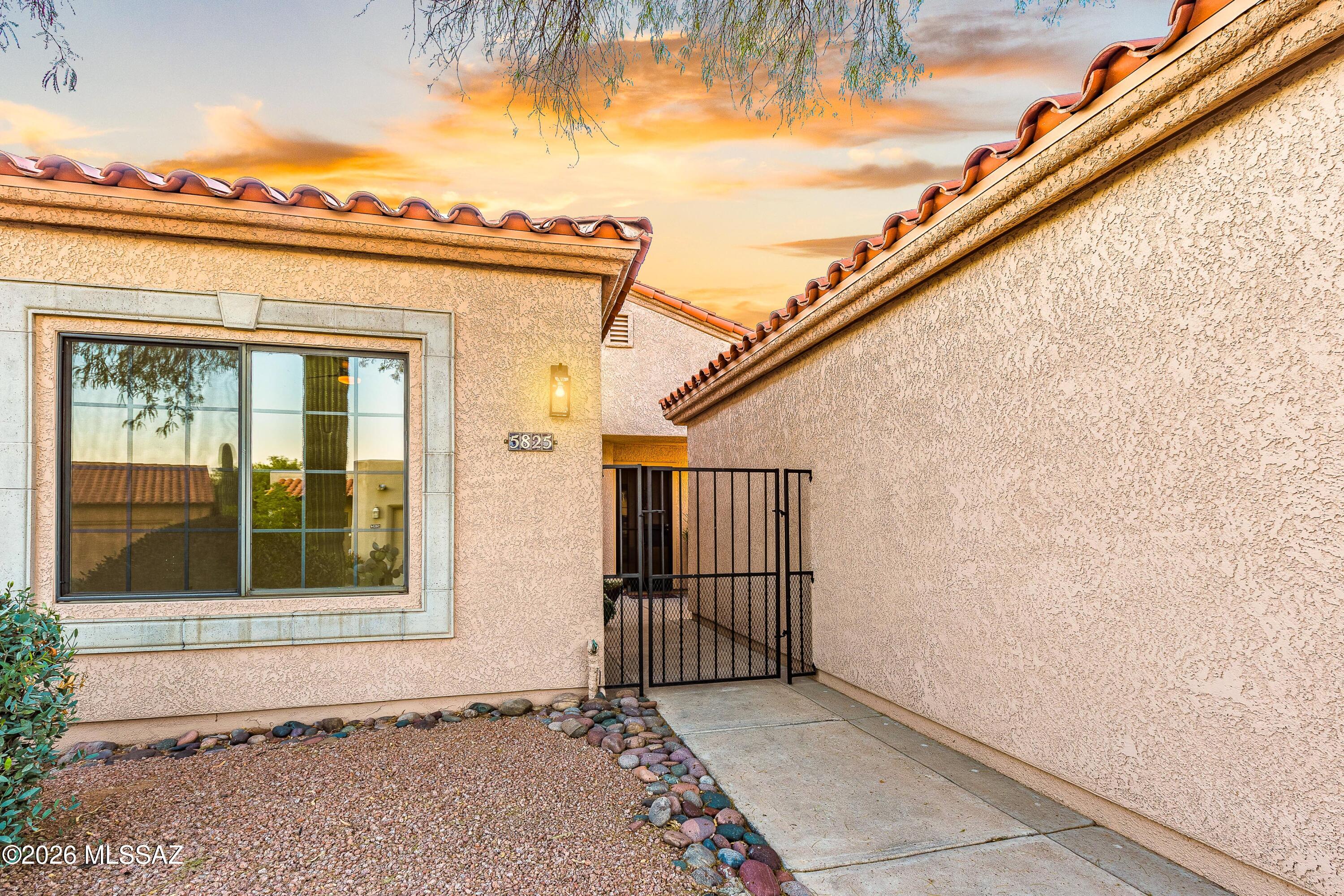 5825 North Misty Ridge Drive Tucson, AZ 85718 - Photo 6 of 39