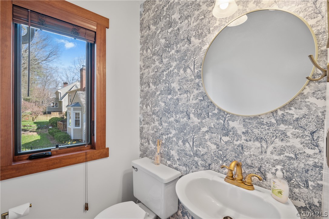 6218 Willow Glen Road Midlothian, VA 23112 - Photo 15 of 45 a bathroom with a toilet sink and mirror