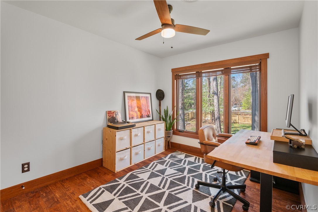 6218 Willow Glen Road Midlothian, VA 23112 - Photo 26 of 45 a room with furniture and a window