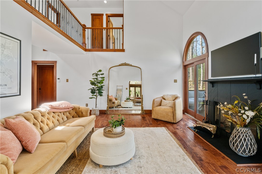 6218 Willow Glen Road Midlothian, VA 23112 - Photo 5 of 45 a living room with furniture flowerpot and wooden floor