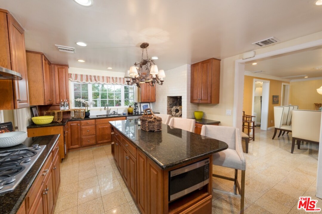 11647 Bellagio Road Los Angeles, CA 90049 - Photo 9 of 52