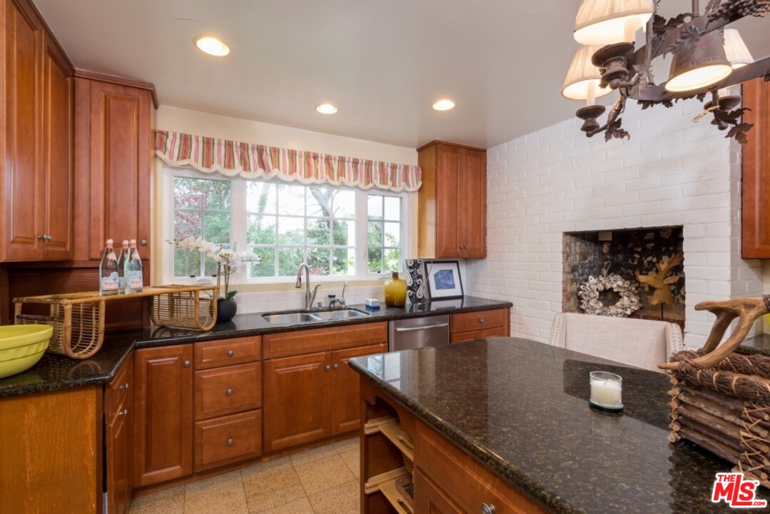 11647 Bellagio Road Los Angeles, CA 90049 - Photo 10 of 52