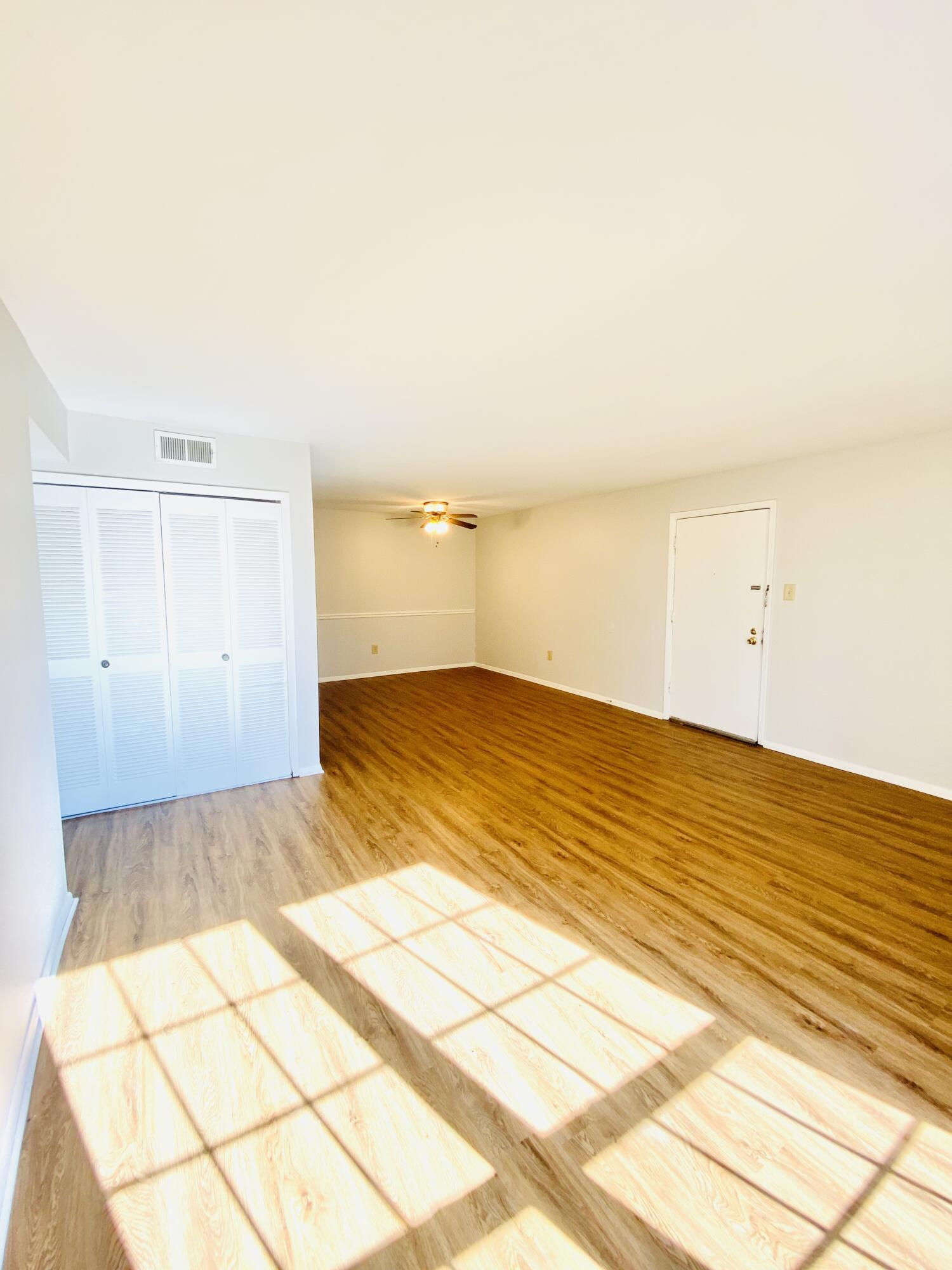 900 Mountain Creek Road, Unit U427 Chattanooga, TN 37405 - Photo 4 of 13 Living Room