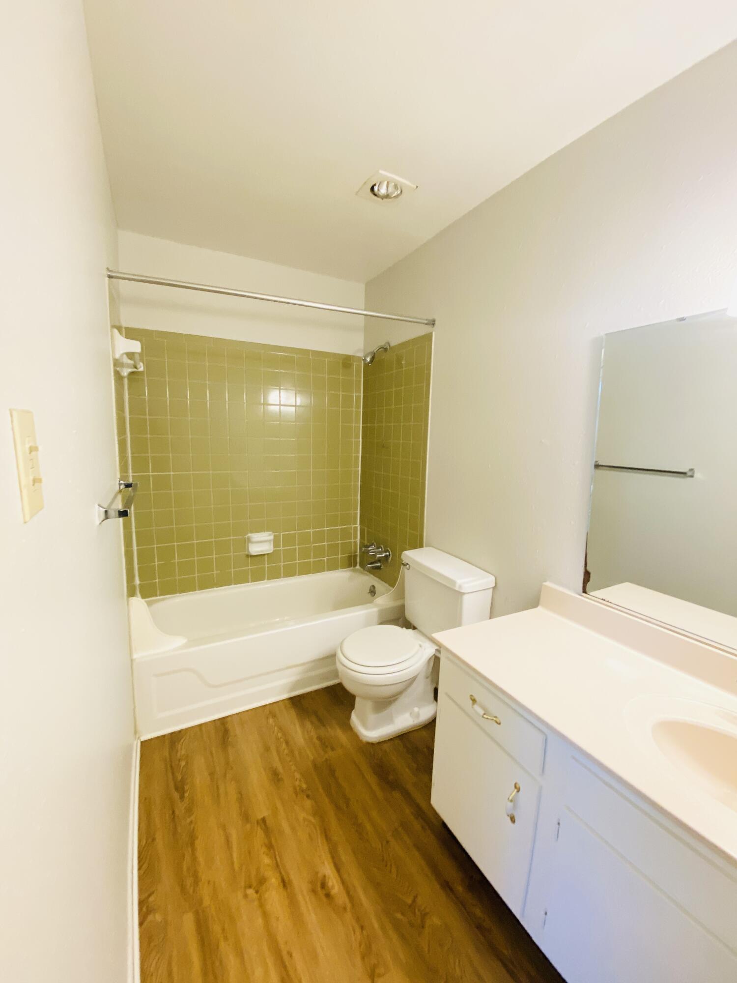 900 Mountain Creek Road, Unit U427 Chattanooga, TN 37405 - Photo 9 of 13 Bathroom Two inside Main Bedroom