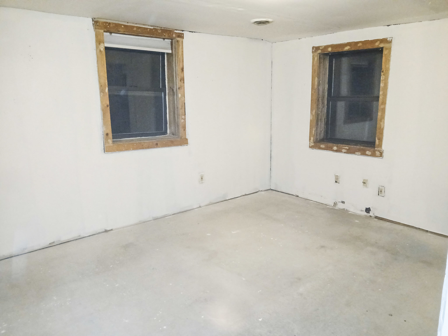 2112 East 2400 North Road Watseka, IL 60970 - Photo 11 of 13 an empty room with a window