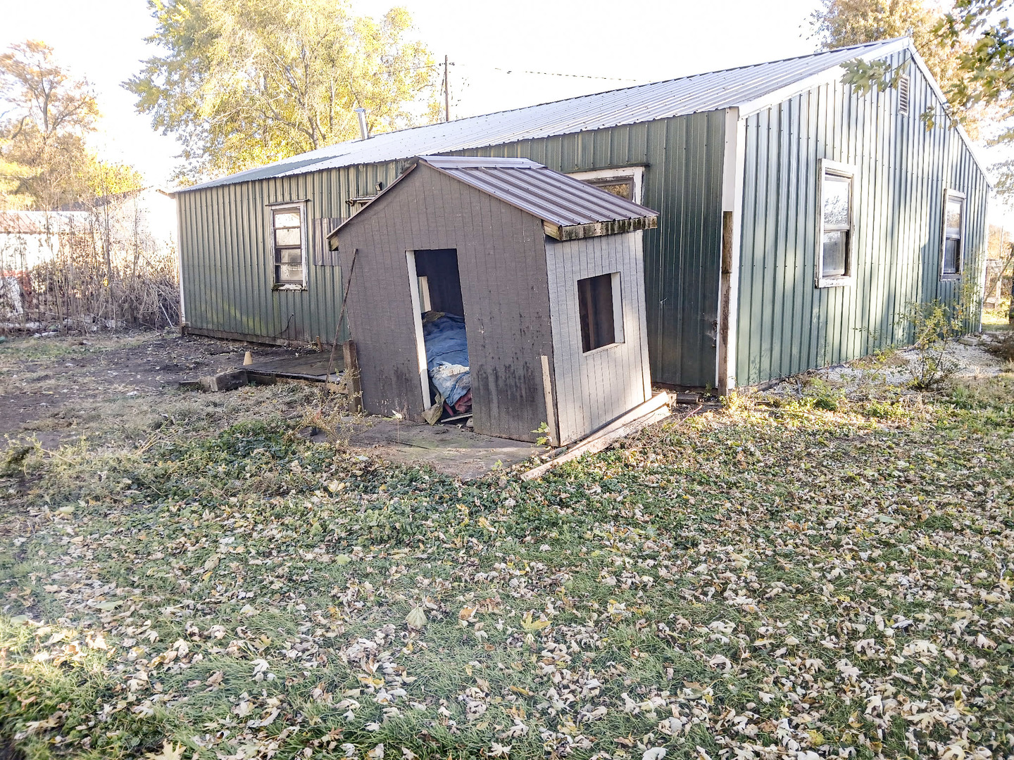 2112 East 2400 North Road Watseka, IL 60970 - Photo 4 of 13 a backyard of a house
