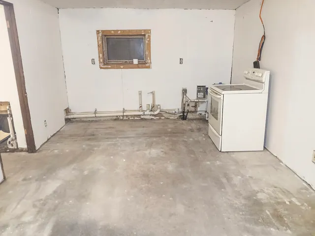 a view of a storage & utility room with washer and dryer