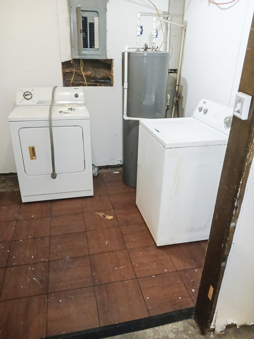 2112 East 2400 North Road Watseka, IL 60970 - Photo 6 of 13 a utility room with dryer and washer