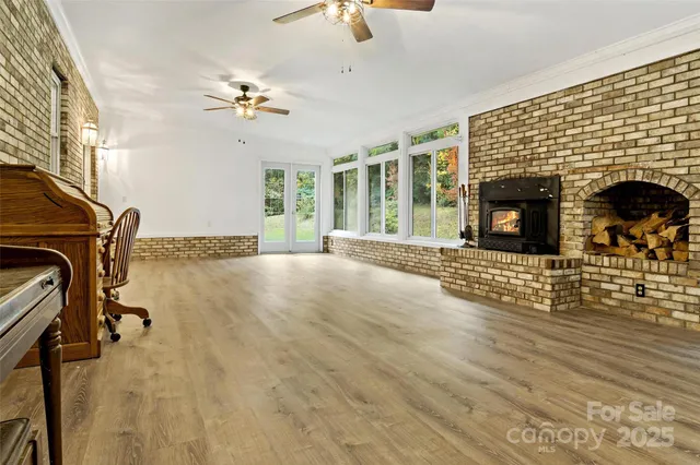 a view of a livingroom with furniture and a ceiling fan