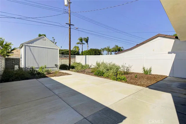 a view of a backyard