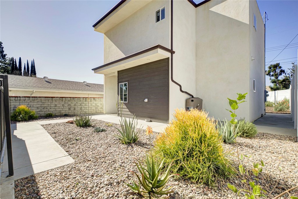 10499 Yolanda Avenue Porter Ranch, CA 91326 - Photo 5 of 37 a front view of a house with a yard