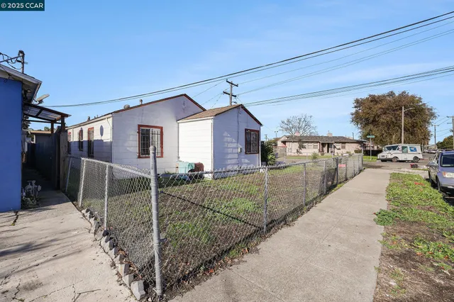 a view of a back yard of the house