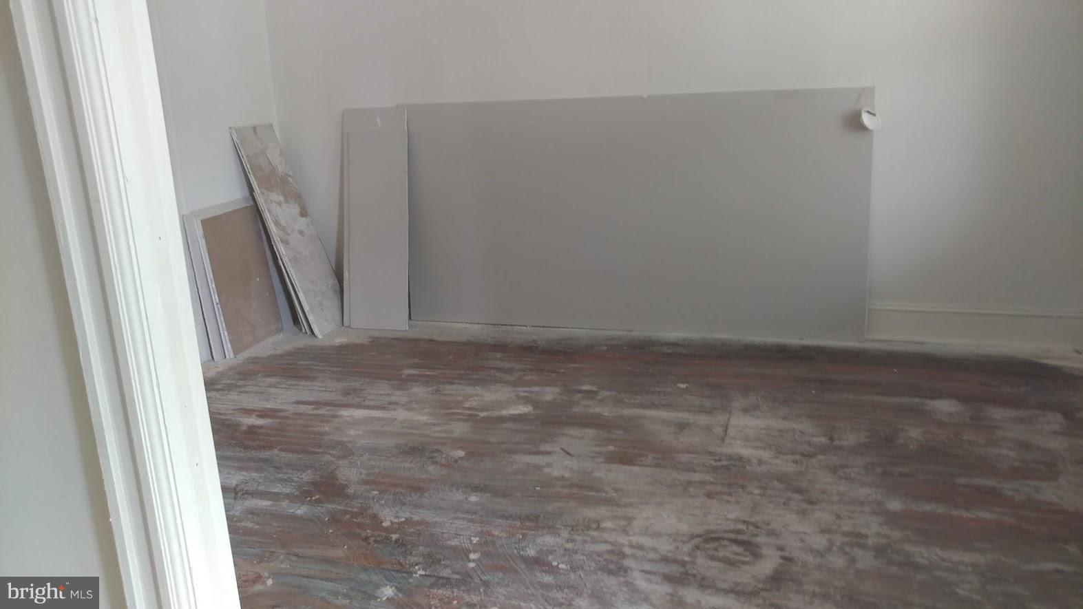 802 L Street Northeast Washington, DC 20002 - Photo 5 of 19 Large Living Room to right of Entrance