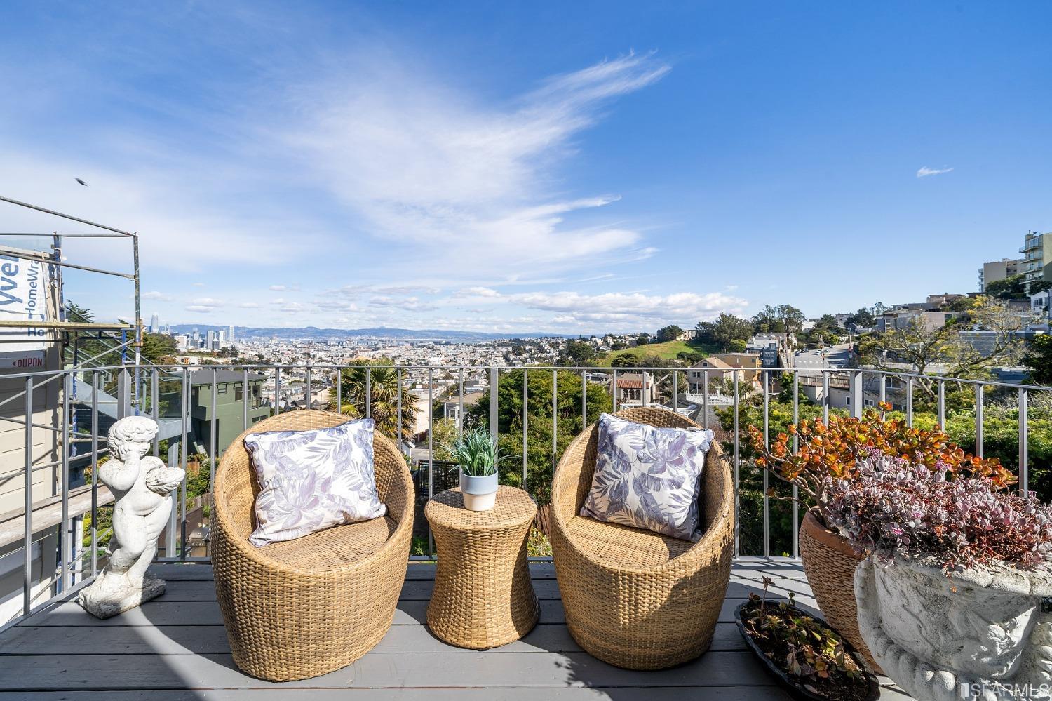 385 Corbett Avenue San Francisco, CA 94114 - Photo 20 of 72 a view of a city from a corridor