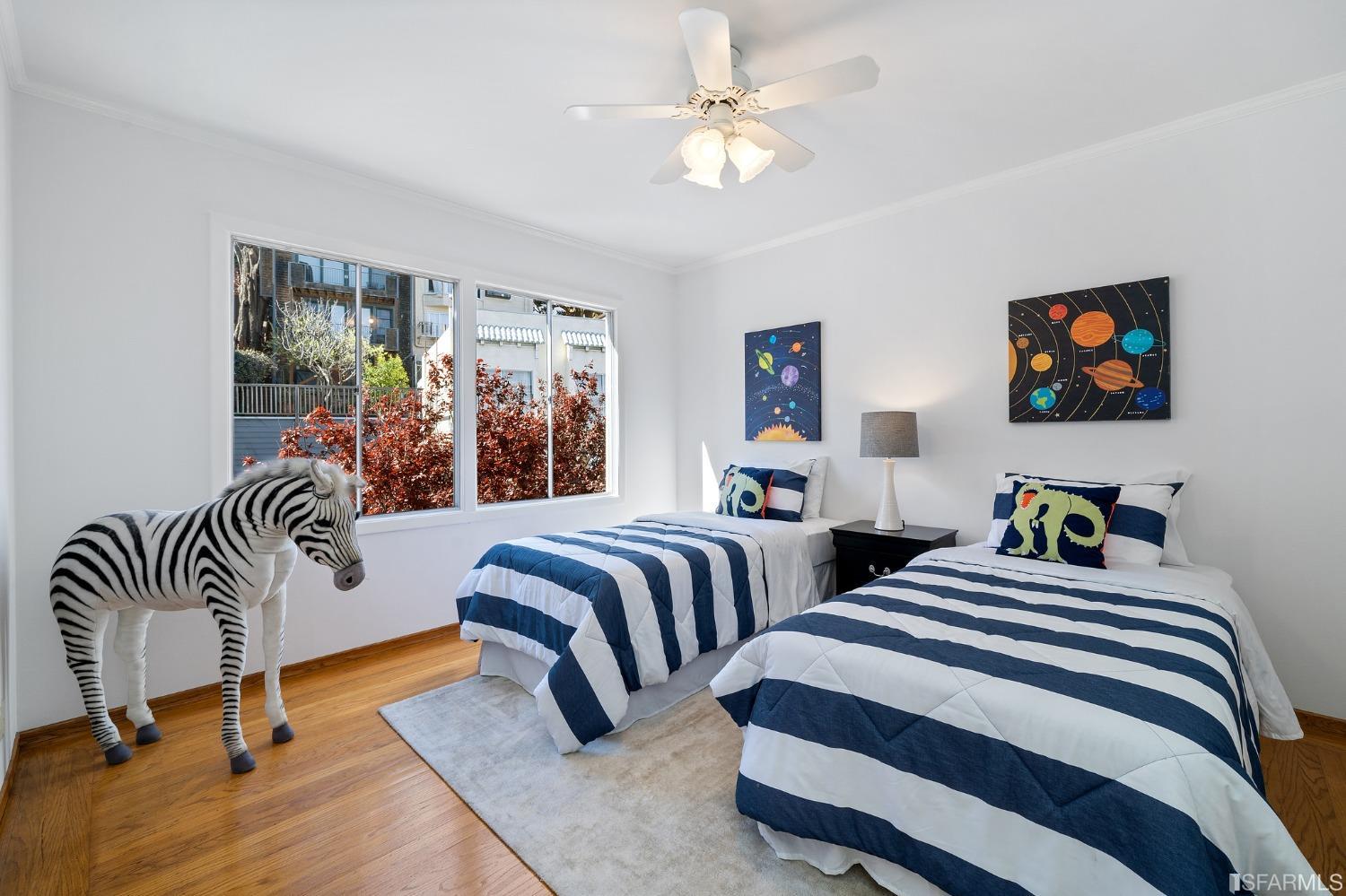 385 Corbett Avenue San Francisco, CA 94114 - Photo 41 of 72 a bedroom with two beds and a chandelier