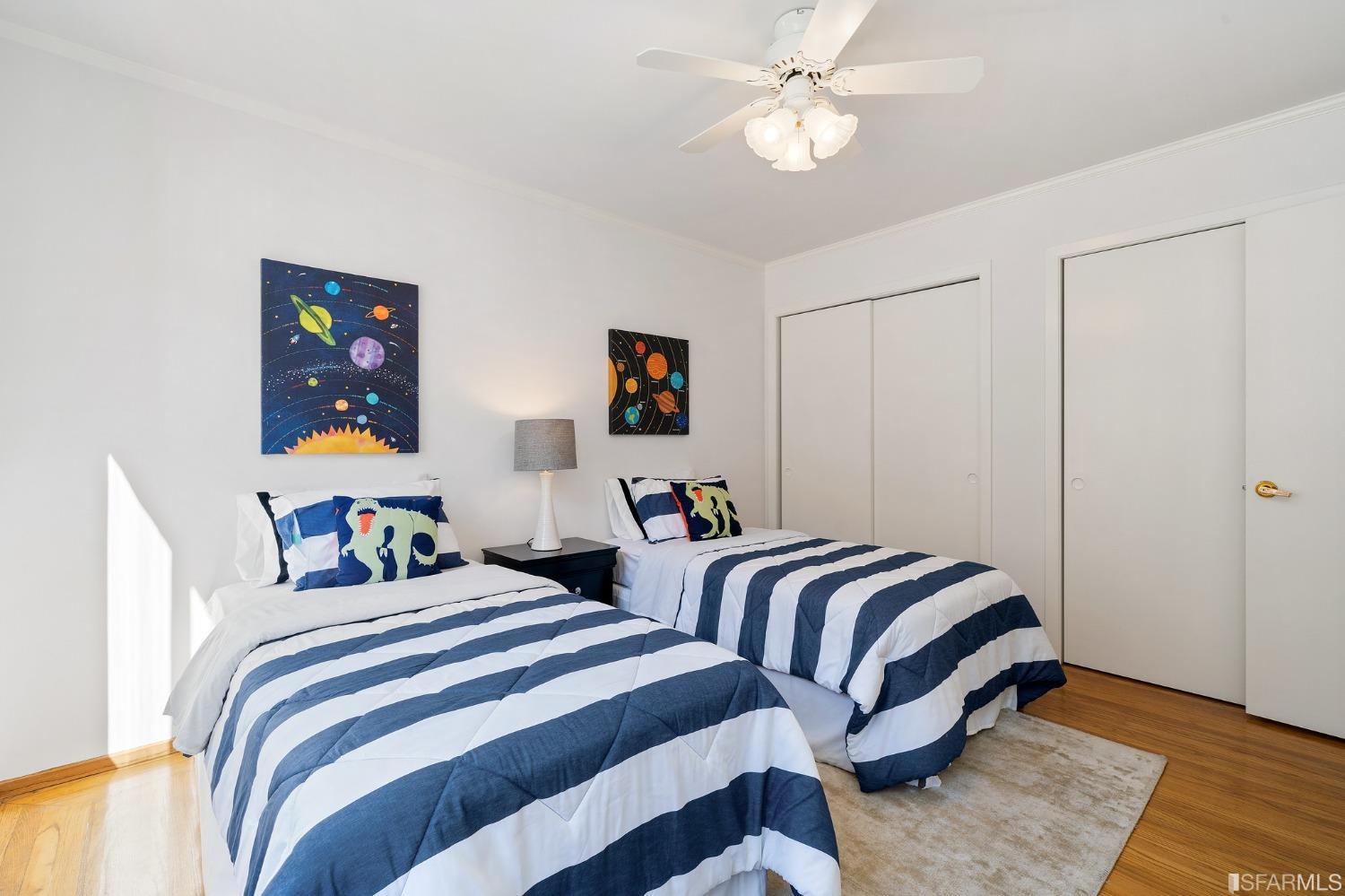 385 Corbett Avenue San Francisco, CA 94114 - Photo 43 of 72 a bedroom with two beds and a chandelier