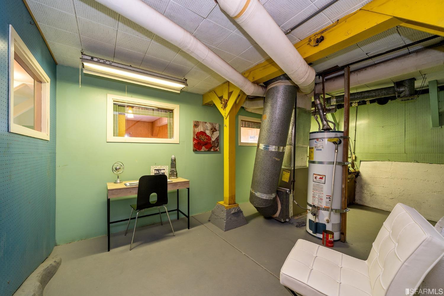 385 Corbett Avenue San Francisco, CA 94114 - Photo 51 of 72 a room with furniture and a window