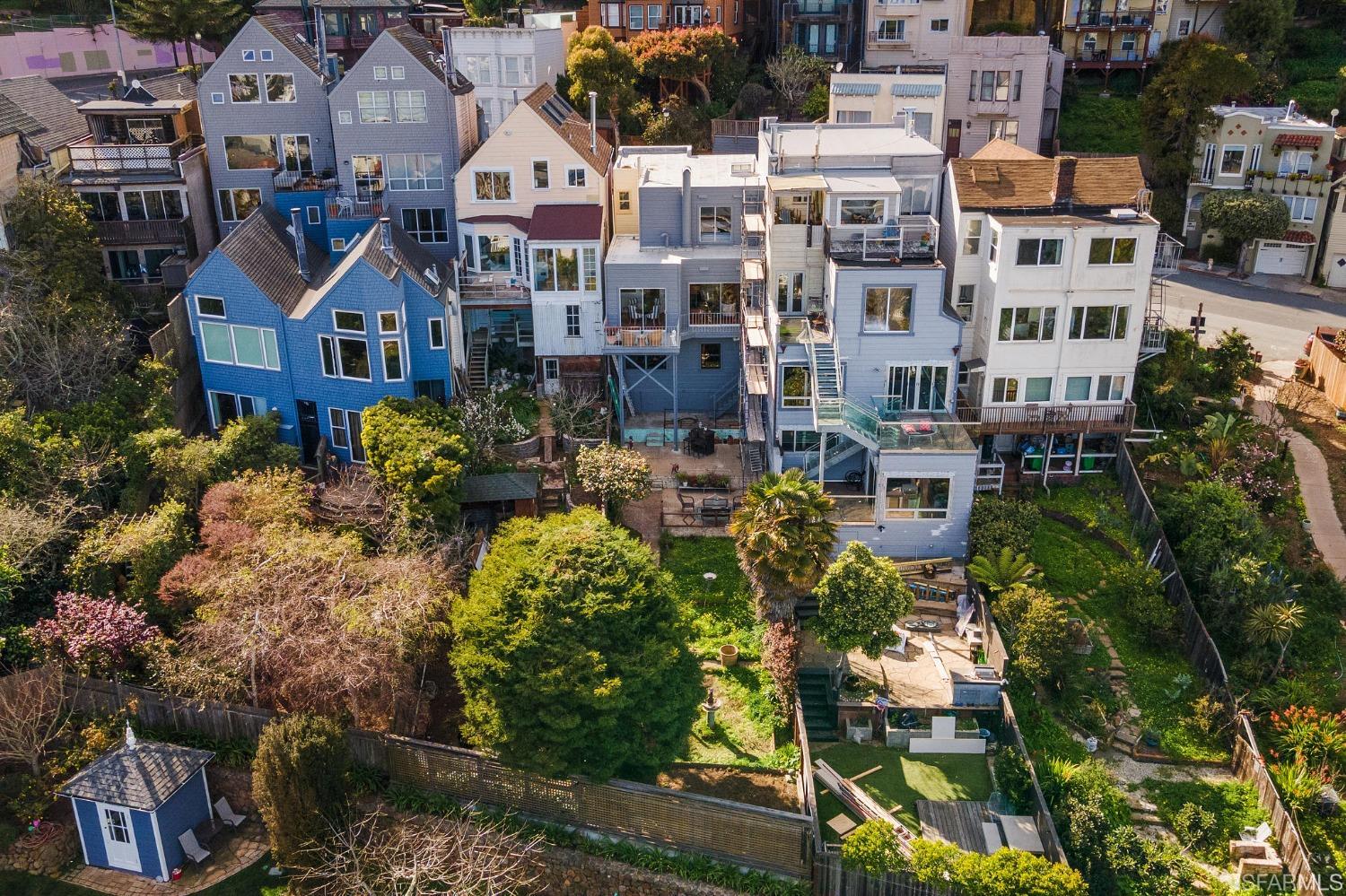 385 Corbett Avenue San Francisco, CA 94114 - Photo 66 of 72 a front view of a multi story residential apartment building