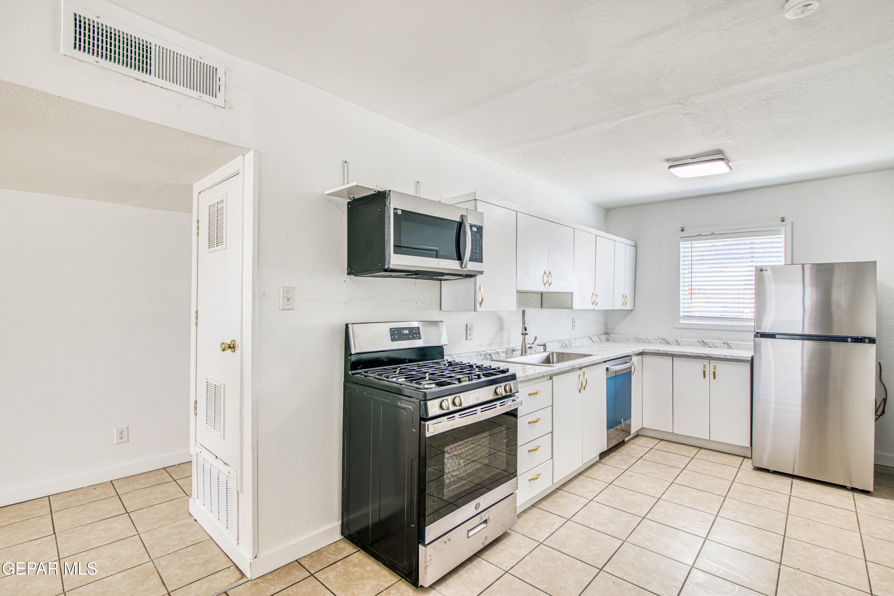 8929 Robert Drive El Paso, TX 79904 - Photo 21 of 73 362A9668_HDR