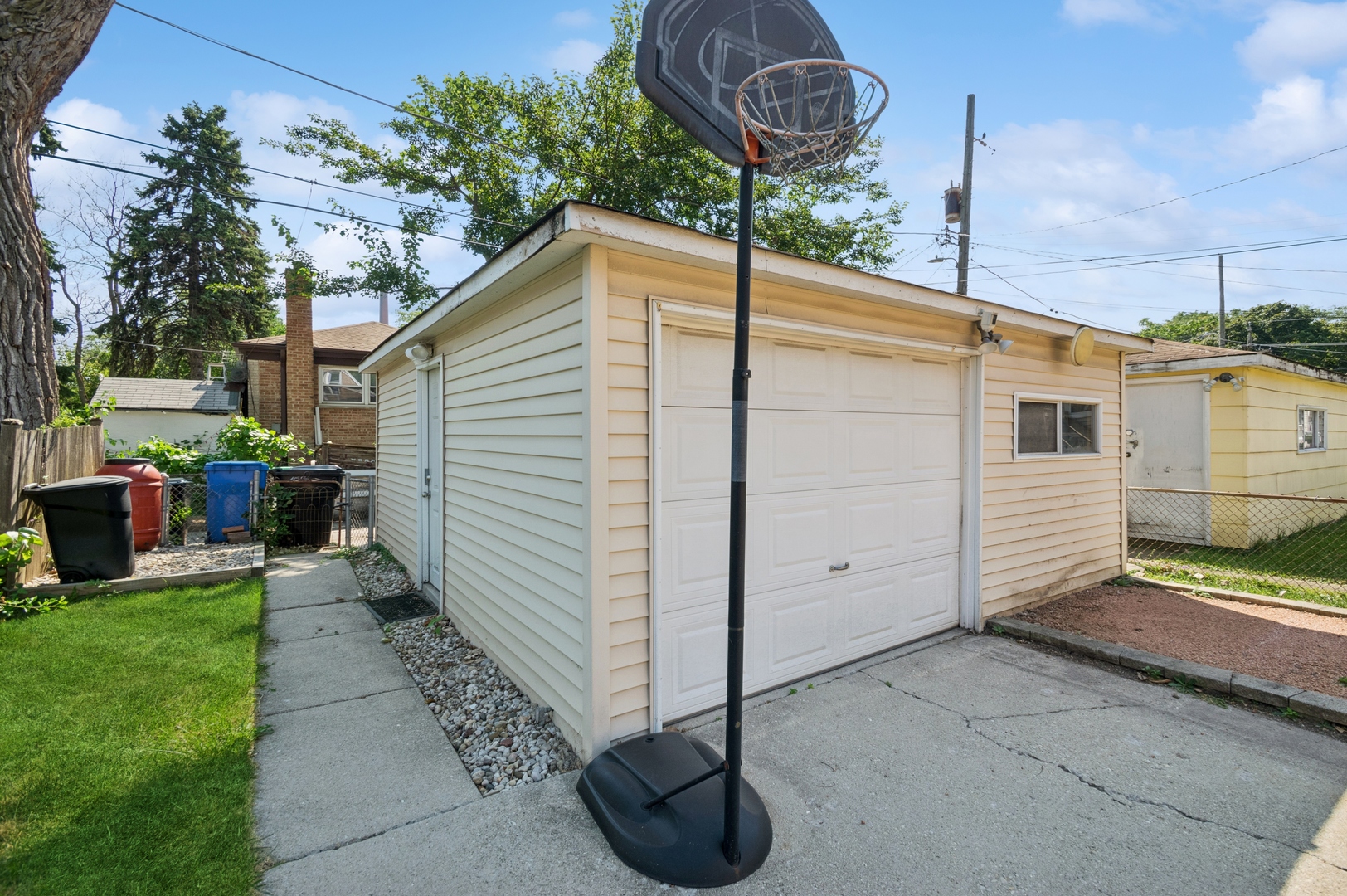 4631 North Lawler Avenue Chicago, IL 60630 - Photo 28 of 34 a backyard of a house with table and chairs