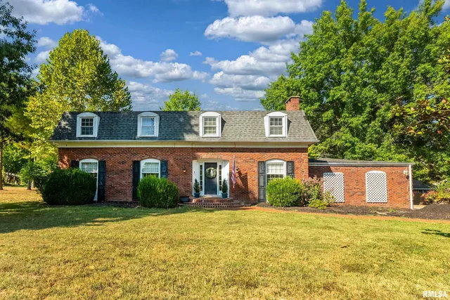 $299,500 | 27 Pinewood Drive, Carbondale, IL 62901