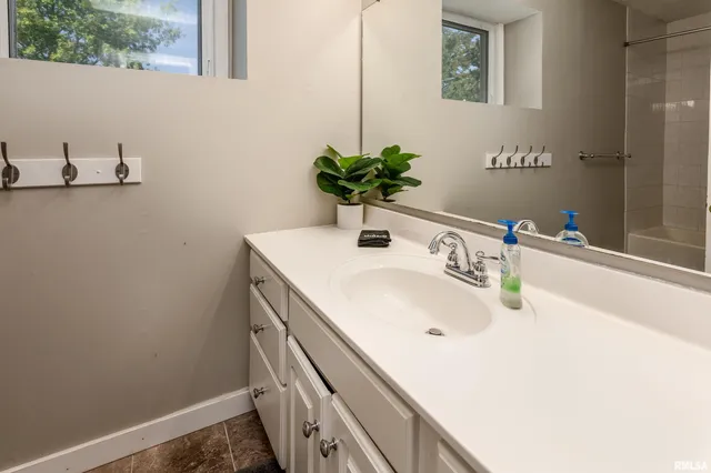 $299,500 | 27 Pinewood Drive, Carbondale, IL 62901