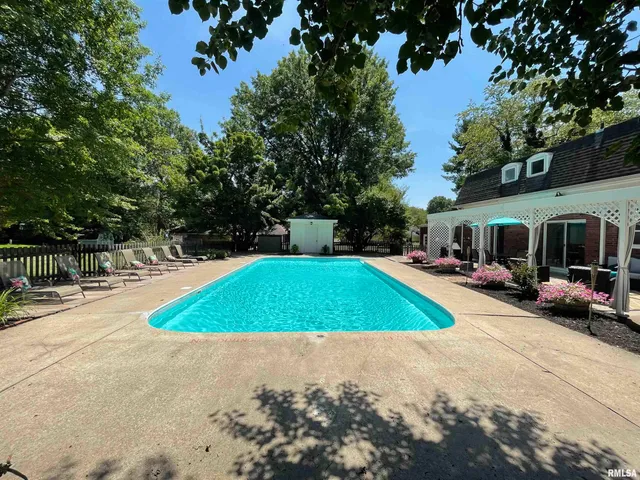 $299,500 | 27 Pinewood Drive, Carbondale, IL 62901