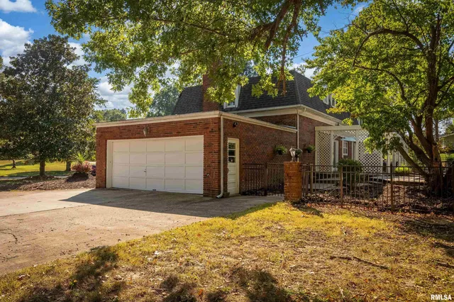 $299,500 | 27 Pinewood Drive, Carbondale, IL 62901