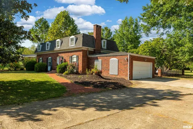 $299,500 | 27 Pinewood Drive, Carbondale, IL 62901