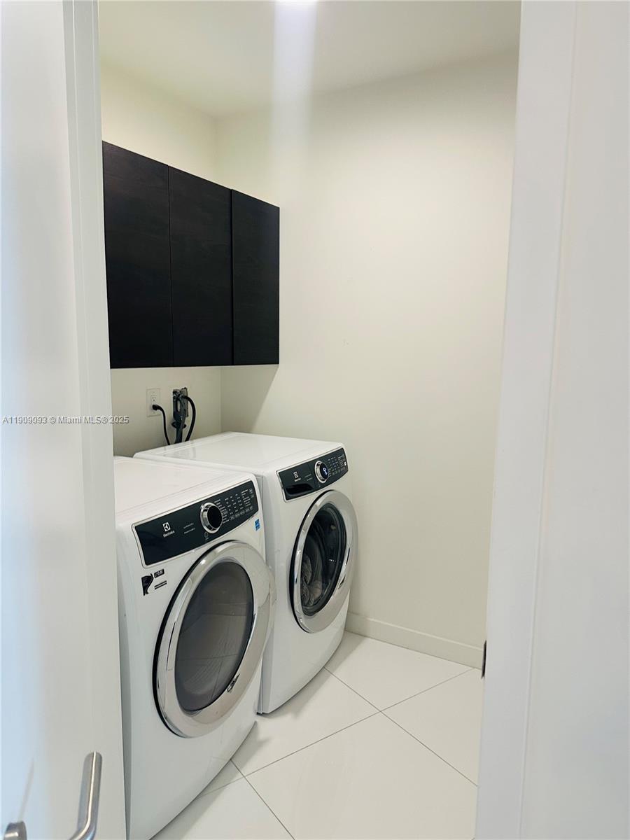 851 Northeast 1st Avenue, Unit 2403 Miami, FL 33132 - Photo 23 of 25 a utility room with dryer and washer