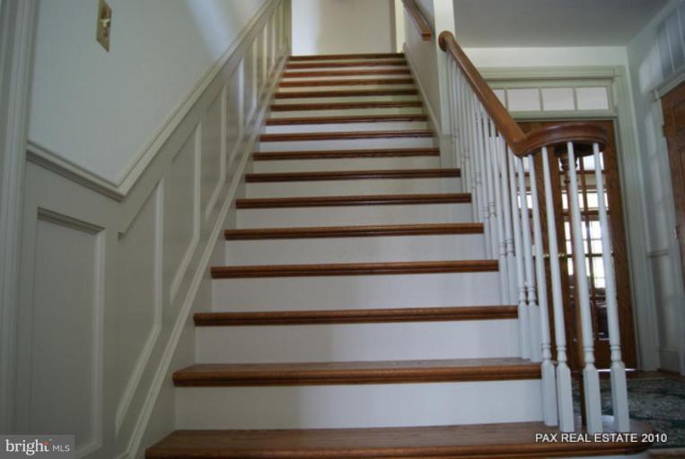 5040 Kings Road St. Leonard, MD 20685 - Photo 9 of 10 Staircase