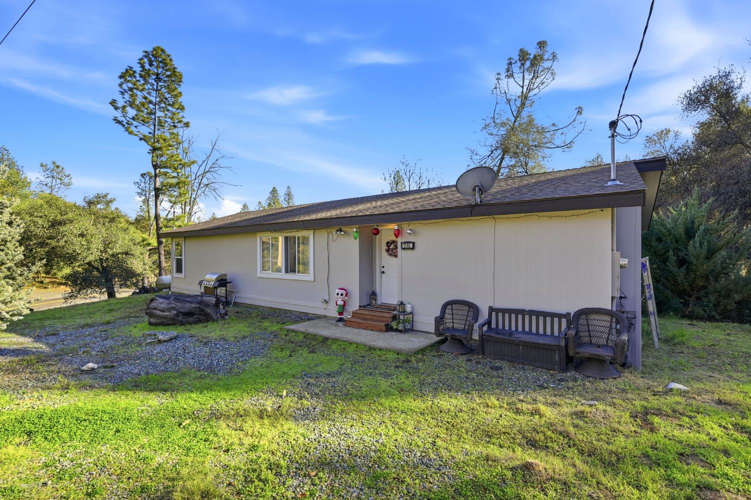 1160 Pleasant Valley Road Diamond Springs, CA 95619 - Photo 39 of 42 a backyard of a house with seating space