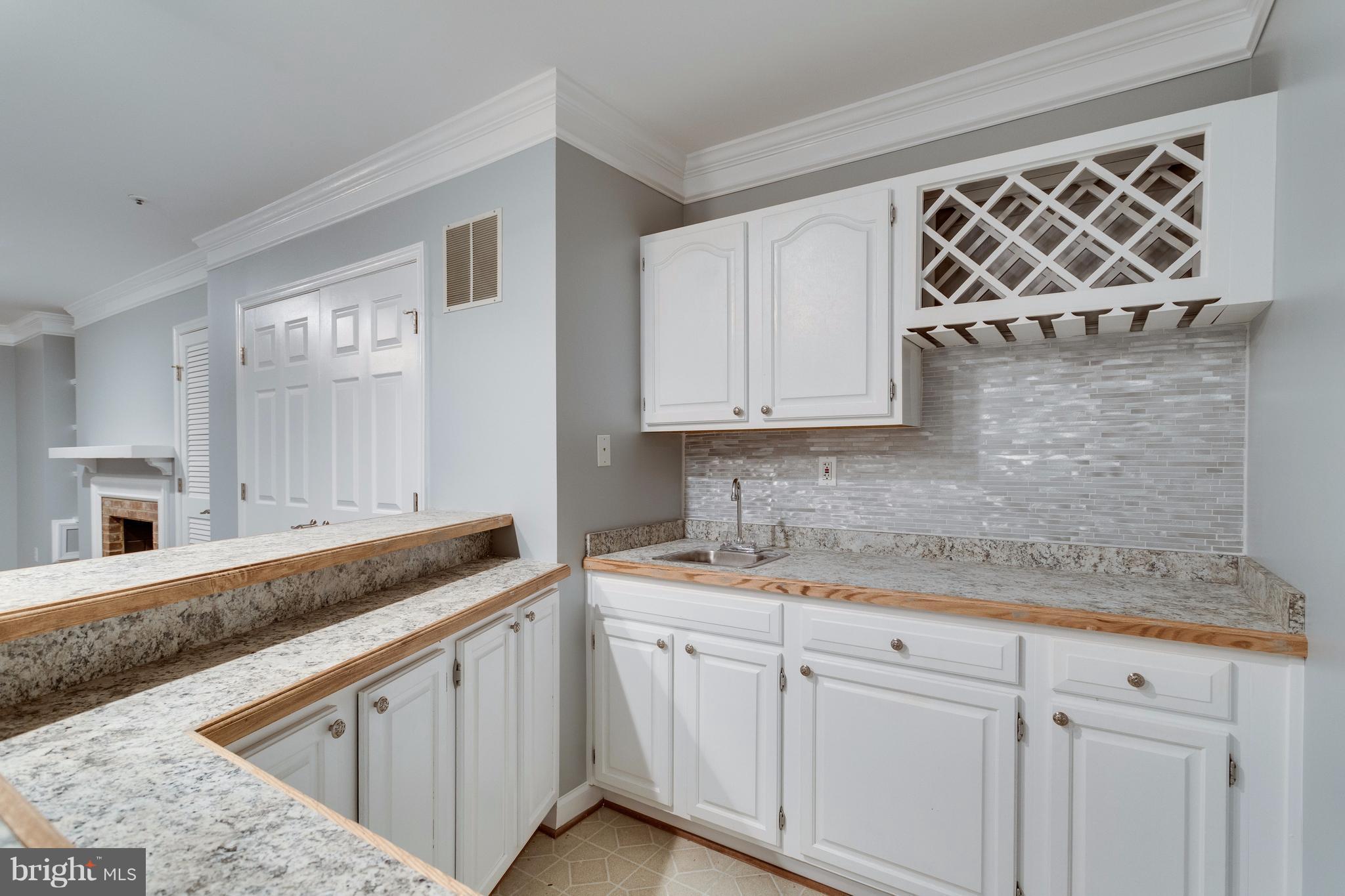 11807 Bishops Content Road Bowie, MD 20721 - Photo 25 of 30 Wet bar