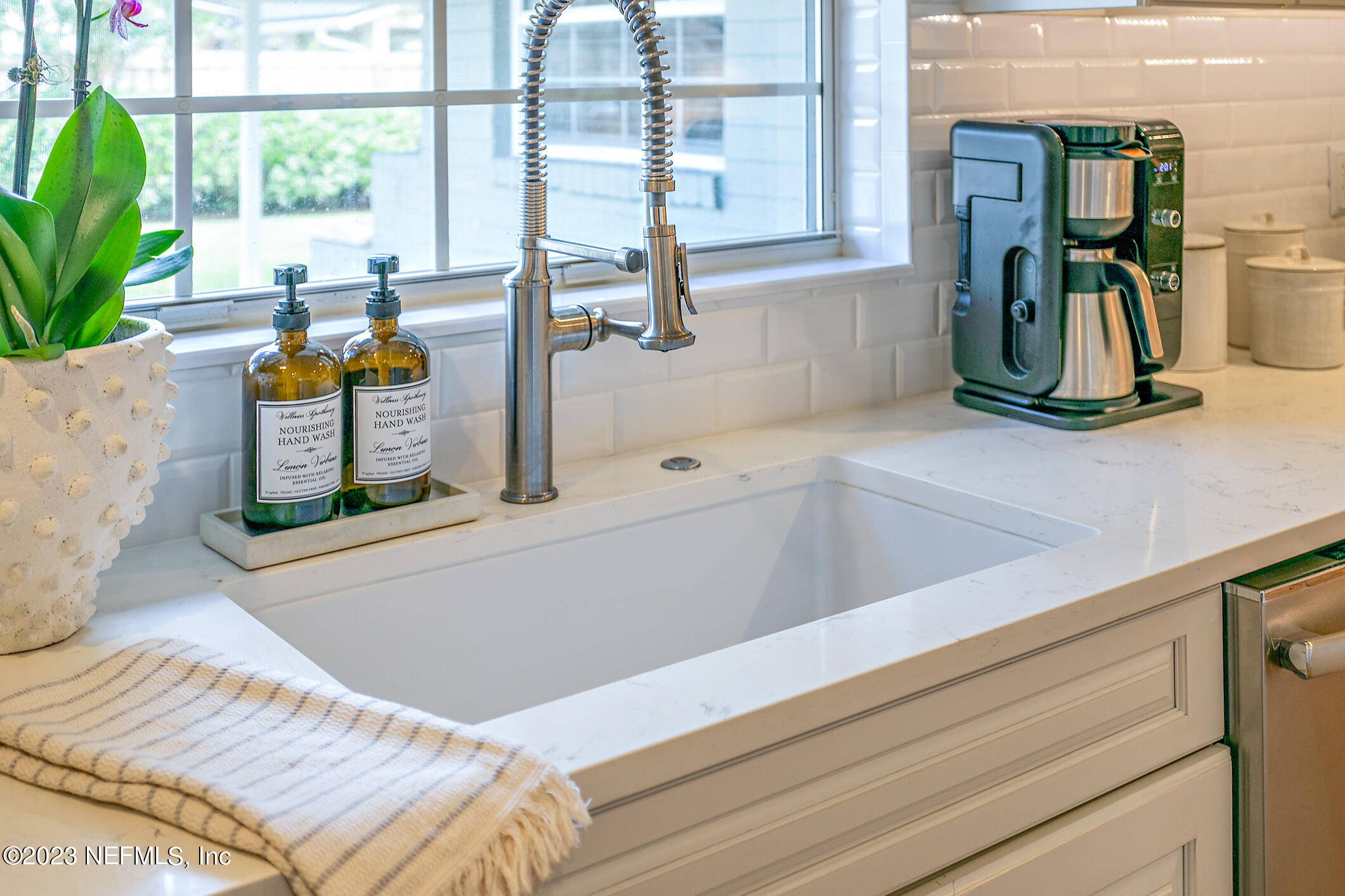 4717 Carlisle Road Jacksonville, FL 32210 - Photo 12 of 46 Detail view of Kitchen Window