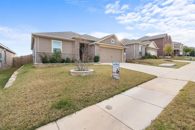 $2,300 | 7632 Thunder River Road, Fort Worth, TX 76120
