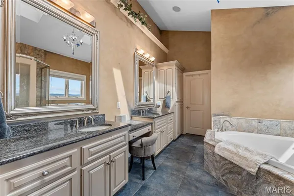 $1,385,000 | 180 Crescent Circle, Hollister, MO 65672