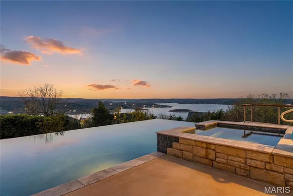 $1,385,000 | 180 Crescent Circle, Hollister, MO 65672