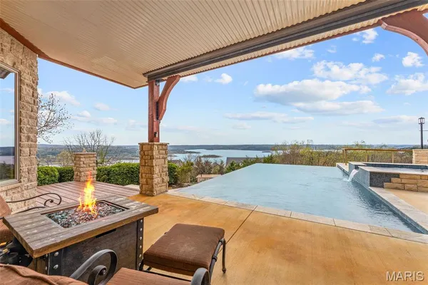 $1,385,000 | 180 Crescent Circle, Hollister, MO 65672