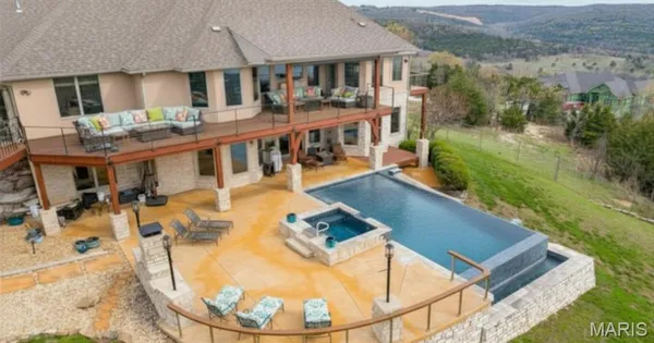 $1,385,000 | 180 Crescent Circle, Hollister, MO 65672