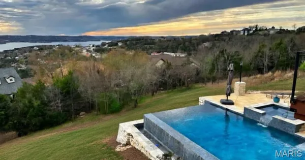 $1,385,000 | 180 Crescent Circle, Hollister, MO 65672