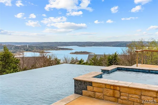 $1,385,000 | 180 Crescent Circle, Hollister, MO 65672